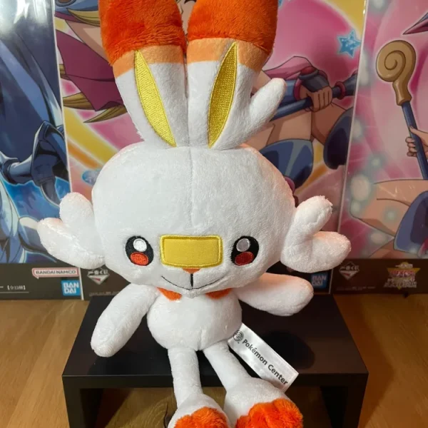 Pokémon – Peluche Flambino Scorbunny Standard Pokémon Center 35 cm